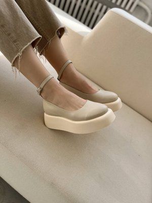 Туфли женские кожаные бежевые на танкетке -Marise 359- фото